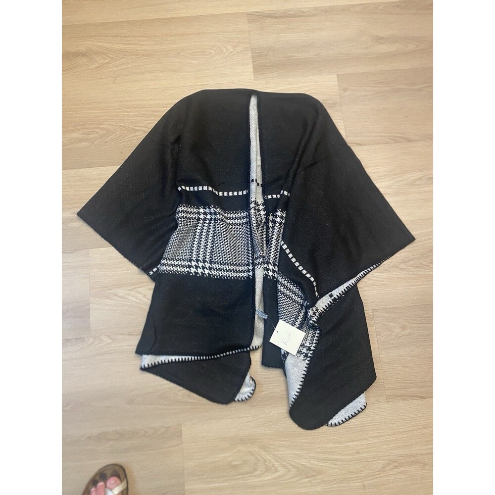 NWT Riah Fashion Los Angeles Plaid Poncho